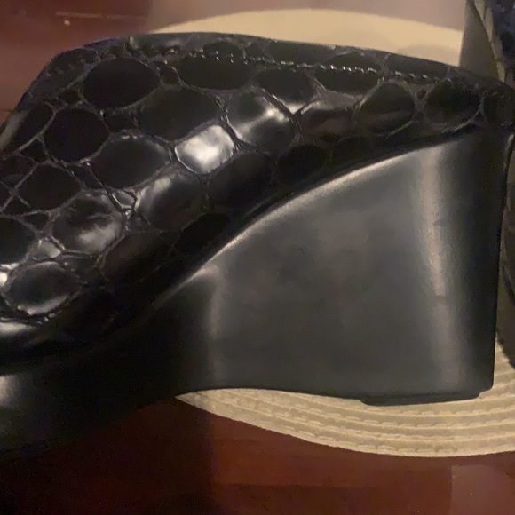Donald J Pliner “Josey” mules. Black leather size 9.5 Wms.  Embossed stone look - Picture 4 of 6